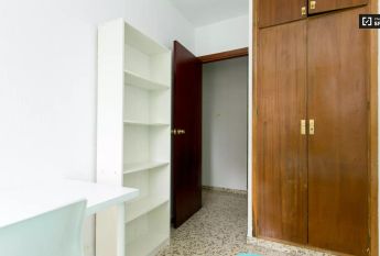 Single Bed in Room in a shared 5-bedroom apartment for rent in Camino de Ronda.