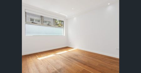 TRI-LEVEL 4 BEDROOM CONTEMPORARY TOWNHOUSE - Photo 2