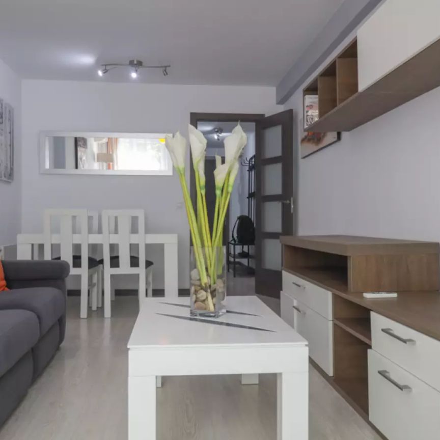 Double bed in Room in a shared 5-bedroom apartment for rent in Alcalá de Henares. - Photo 1