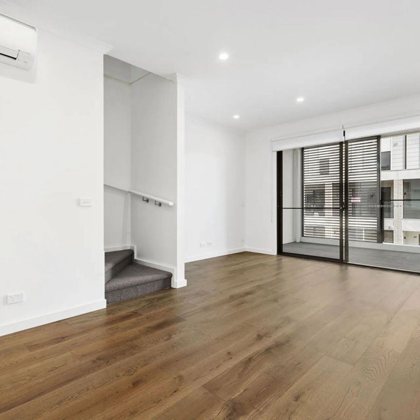 Modern and Spacious Townhouse Residence - Photo 2