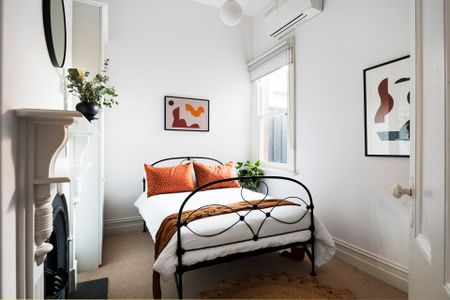 Well presented Contemporary Living with Victorian Charm - Photo 4