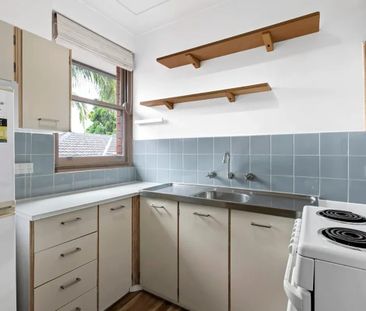 Private Top-Floor Apartment with Village Convenience - Photo 3