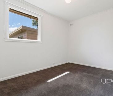 Charming Weatherboard with Bungalow – Lawn Mowing Included - Photo 6