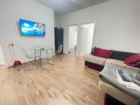 3 bedroom flat to rent - Photo 2