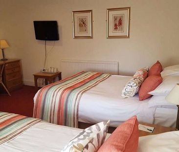 Former Hotel, now Contractor Accommodation, Ensuite Rooms by the We... - Photo 1