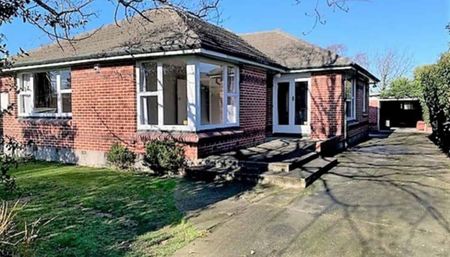 Family home on Hewlings. - Photo 2