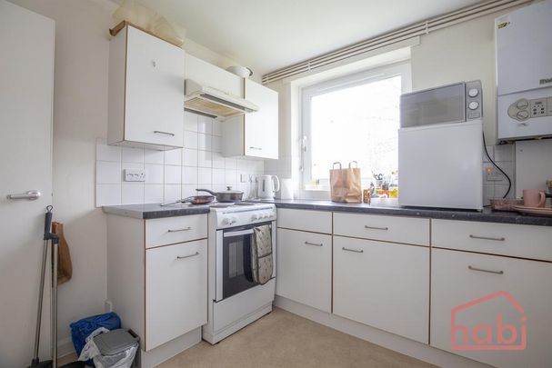 1 bedroom in a flat share to rent - Photo 1