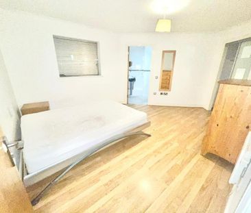 1 bedroom in a flat share to rent - Photo 3