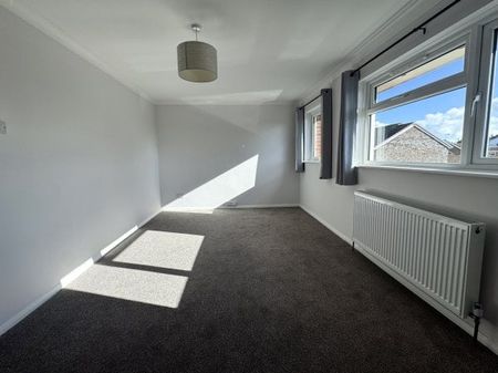 Chesley Close, Worthing, BN13 5 bedroom end of terrace house to rent - Photo 2