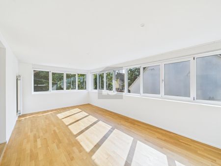 BRIGHT AND SPACIOUS WITH LOTS OF ROOM TO LIVE - Photo 2