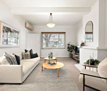 North Facing, Spacious Art Deco – Ground Floor - Photo 2