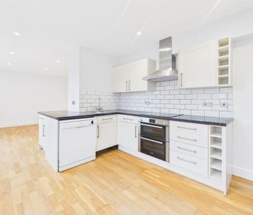 3 bedroom flat to rent - Photo 6