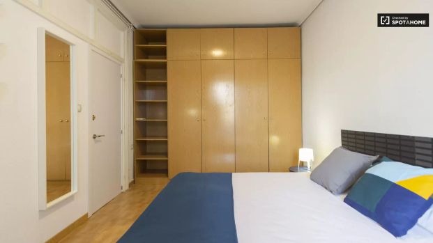 Room in a shared 6-bedroom apartment for rent in Embajadores, Madrid - Photo 1