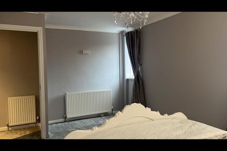 2 Bed Terraced House, Dunston Road, SW11 - Photo 2