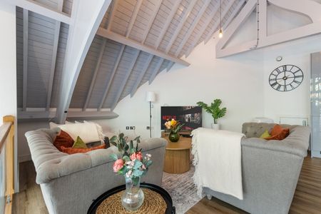 3 Bed Penthouse, Wycliffe House, IG1 - Photo 4