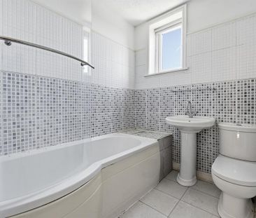 3 bedroom end of terrace house to rent - Photo 4