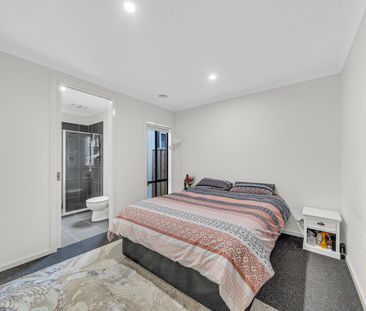 A Stylish Blend of Comfort & Class in Emerald Park! - Photo 5