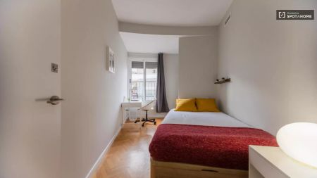 Single Bed in Room in a shared 8-bedroom apartment for rent in La Gran Vía perfect for students or professionals - Photo 4