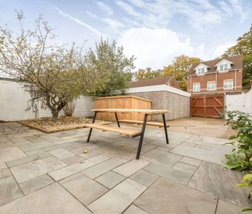 OX Living is proud to present this high-quality 8-bedroom co-living... - Photo 1