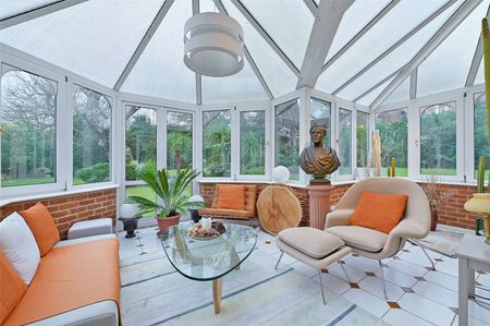 Short let: all bills included. Immaculate and gated home with large office / games room and mature gardens in sought after St. Leonards Hill, Windsor. - Photo 5