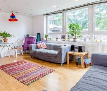 Modern three bed with big lounge wood floors and a modern kitchen &... - Photo 1