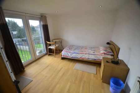 1 Bedroom Room To Let - Photo 2