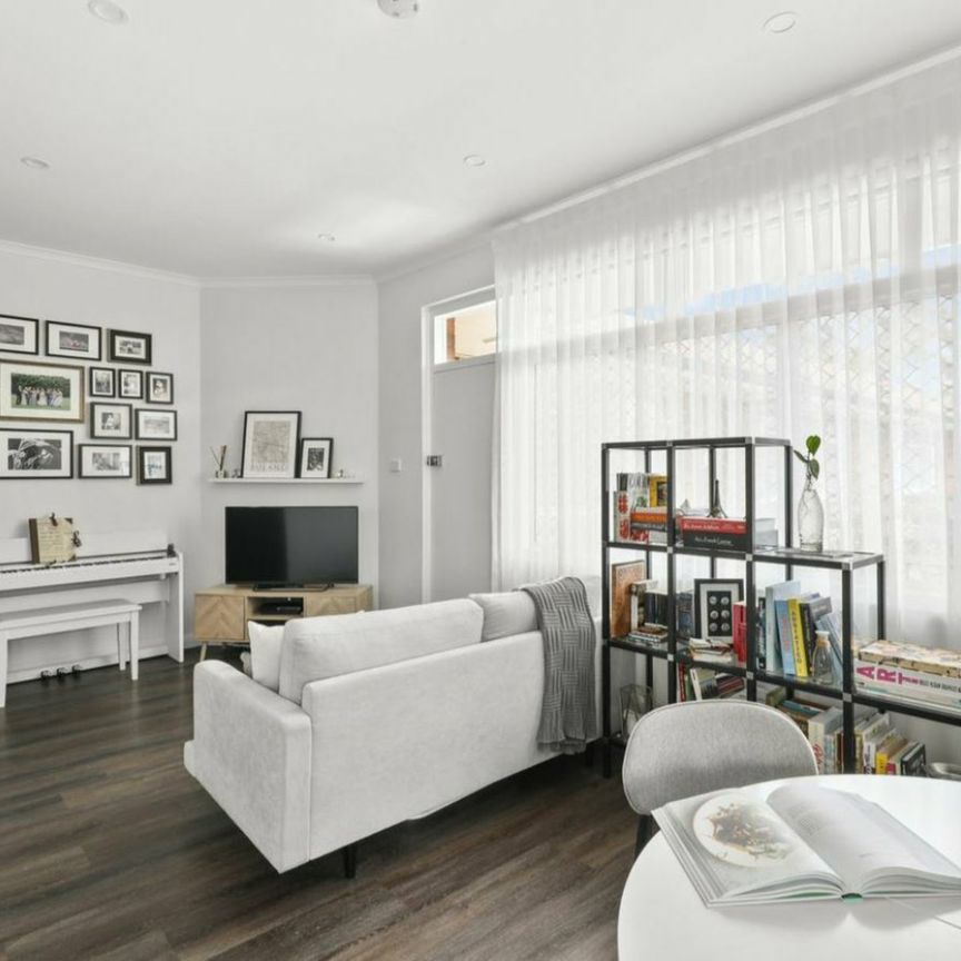 Bright 1 Bedroom Apartment ! - Photo 1