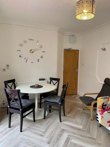 6 bedroom semi-detached house to rent - Photo 2