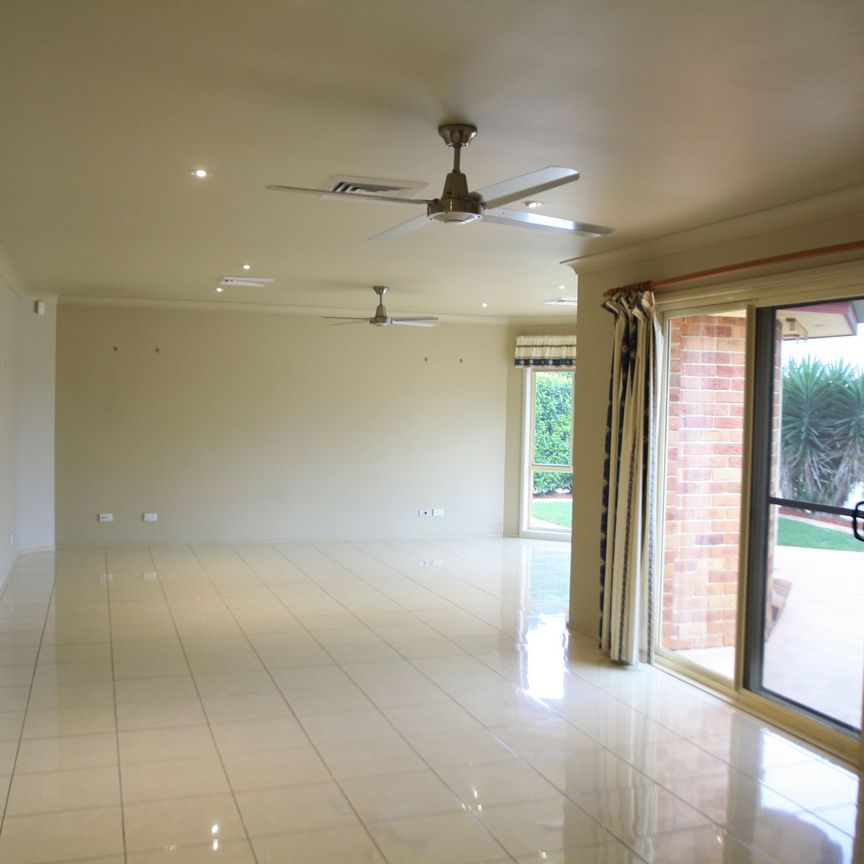 Large 4 Bedroom Home in Bolwarra Heights - Photo 1