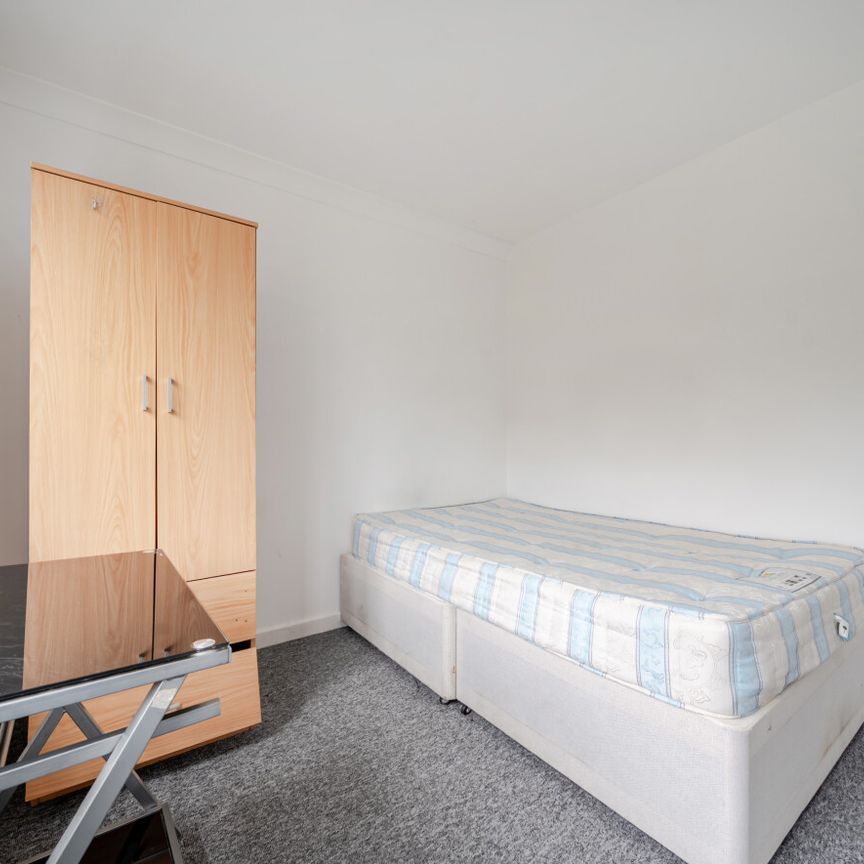 4 bedroom semi-detached house to rent - Photo 1