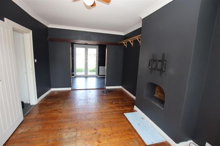 3 bedroom Semi-Detached House to let - Photo 3