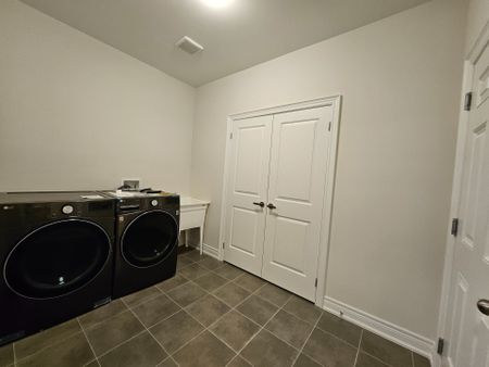 For Lease - 22 Watershed Gate Unit# upper, East Gwillimbury, Ontario - Photo 2