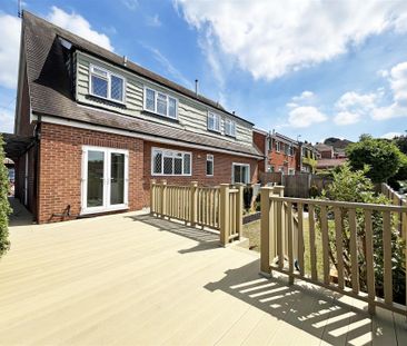 4 bedroom Detached house to rent - Photo 2
