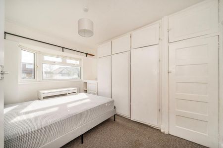 4 bedroom end of terrace house to rent - Photo 4