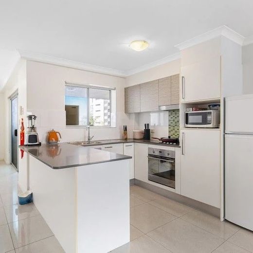 Modern 2-Bedroom Unit in Prime Location, Close to PA Hospital & Brisbane CBD - Photo 1