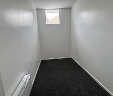 2 bedroom Flat To Let - Photo 4