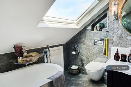 1 bedroom in a flat share to rent - Photo 5