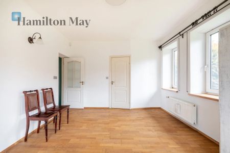 Nietuzinkowy dom na wynajem z przestronnym i zadbanym ogrodem na Woli Justowskiej - Zdjęcie 5