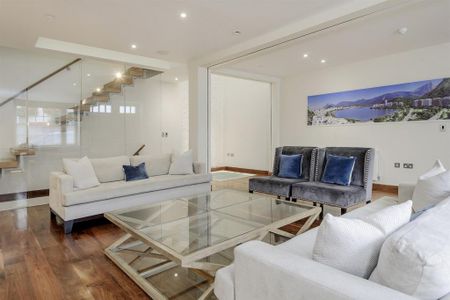 3 bedroom mews to rent - Photo 2