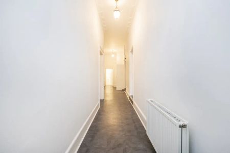 2 bedroom flat in London - Photo 3