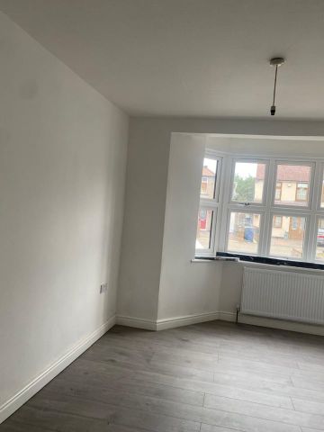 4 Bed Semi-Detached House, Maple Avenue, HA2 - Photo 2