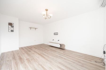 5 bedroom detached house to rent - Photo 2