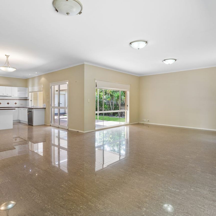 Spacious Low-Set 4 Bedroom Family Home - Photo 1