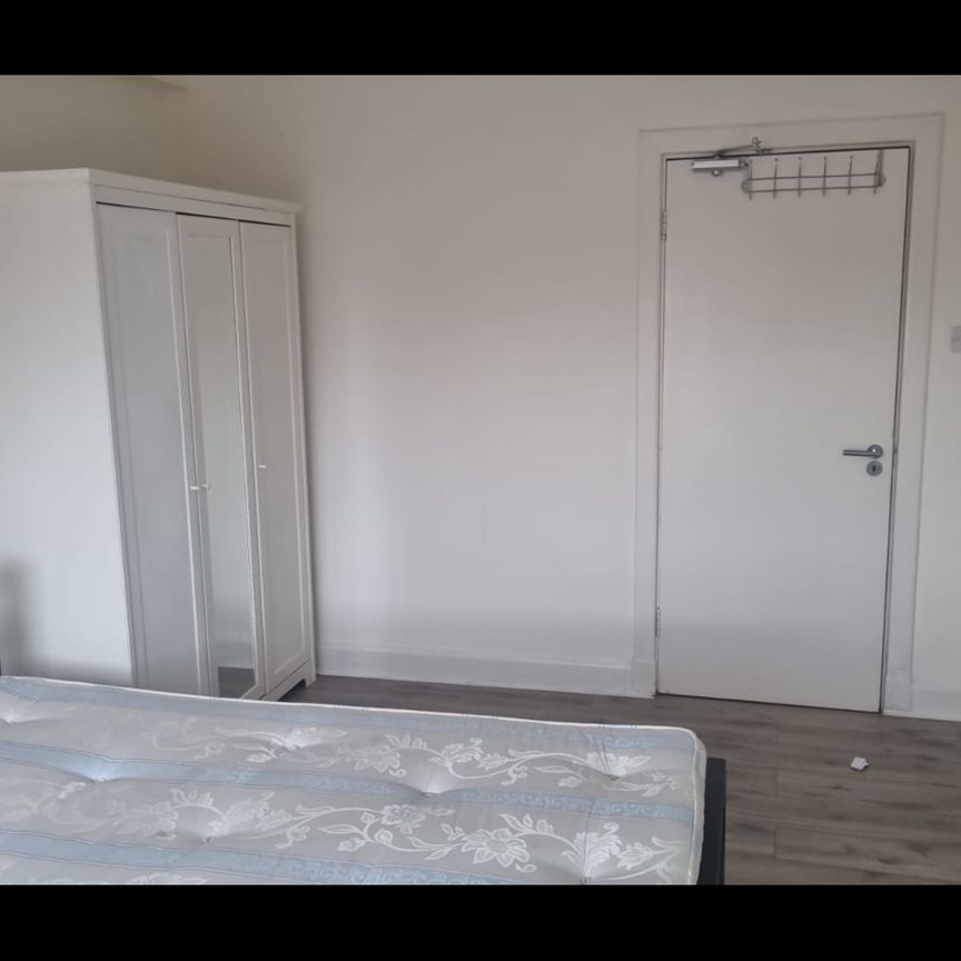 Room in a Shared House, Kennyland Court, NW4 - Photo 1