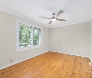 Stunning Family Home with Solar Power & EV Charging - Elegant Yard, Pool & Prime Location! - Photo 4