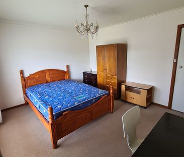 4-bedroom shared house / townhouse, Military Road - Photo 2