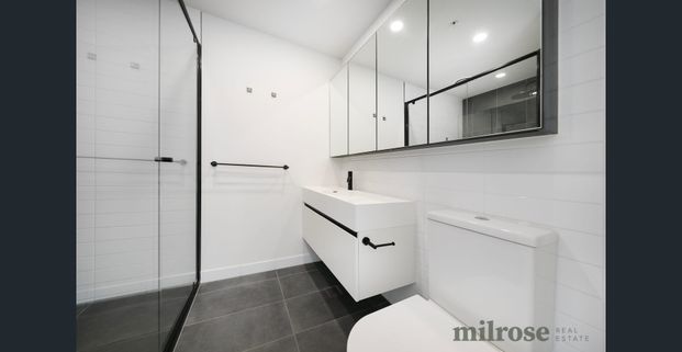 Stunning City Skyline Views from an Oversized Entertainer’s Balcony - Photo 1