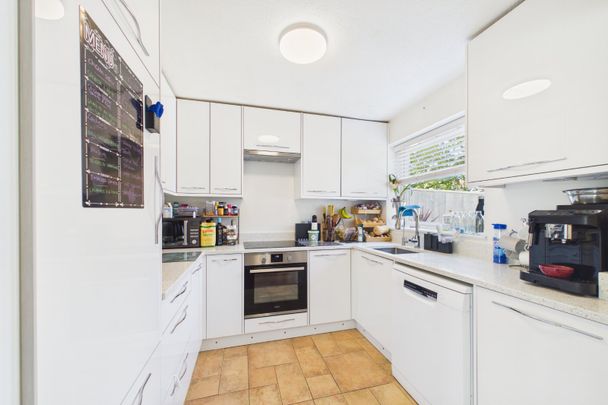 3 bedroom House in Grange Road, Bracknell - Photo 1