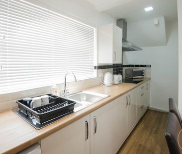 4 bedroom semi-detached house to rent - Photo 1