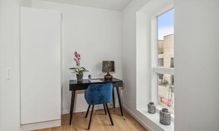 Rummeligt 3-etages rækkehus med to private terrasser og to toiletter - Foto 4